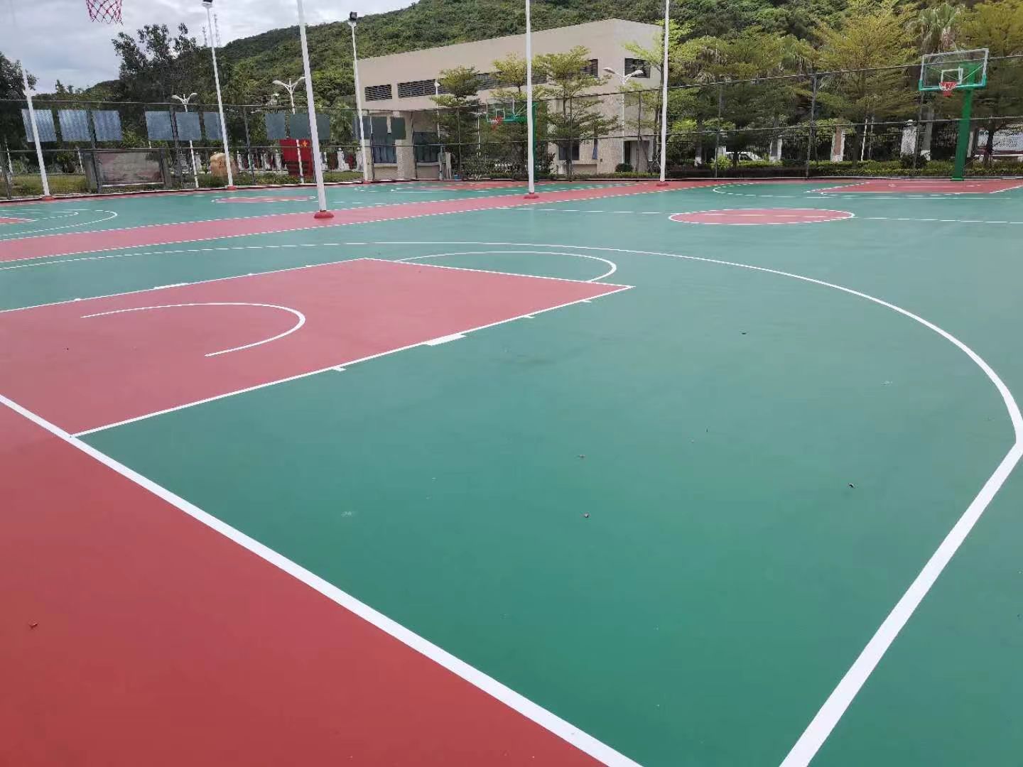 硅pu籃球場(chǎng)造價(jià)與選擇，2023溢邦體育廠家報(bào)價(jià)