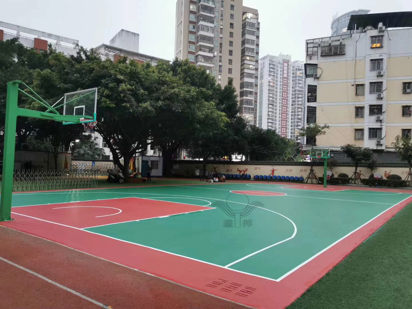 建一個籃球場大概要多少錢